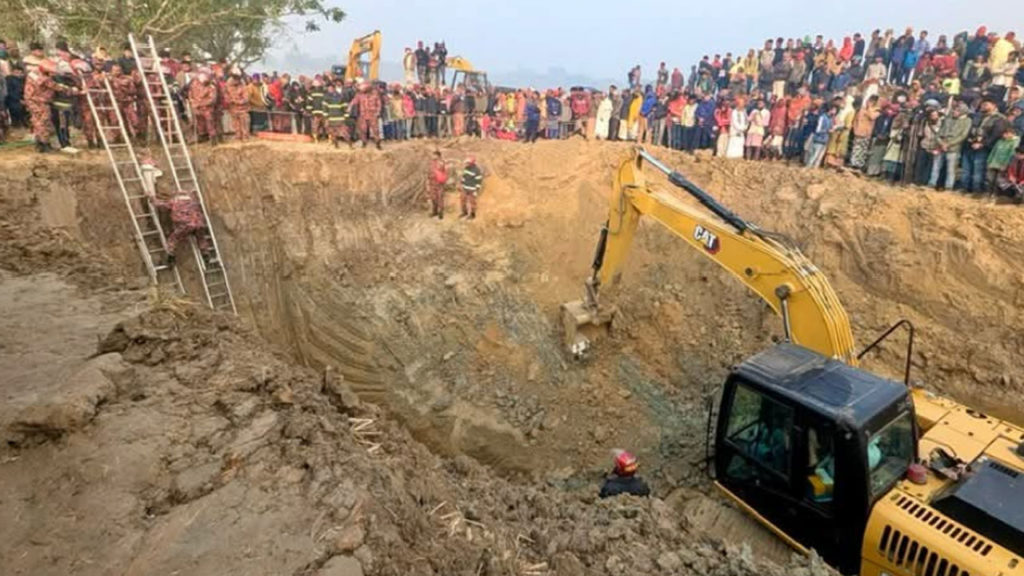 ১৫০ থেকে ২০০ ফুট নলকূপের গর্তে আটকে শিশু স্বাধীন , ফায়ার সার্ভিস পৌঁছেছে কেবল ৩০ ফুট