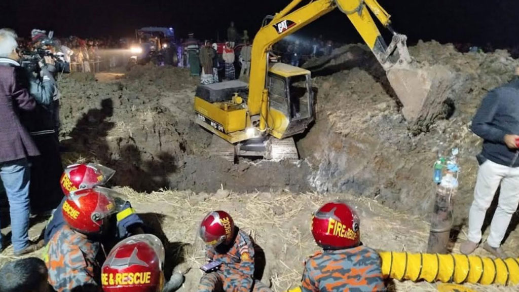 রাজশাহীর তানোরে নলকূপে পড়ে যাওয়া শিশুটিকে উদ্ধারের চেষ্টা অব্যাহত