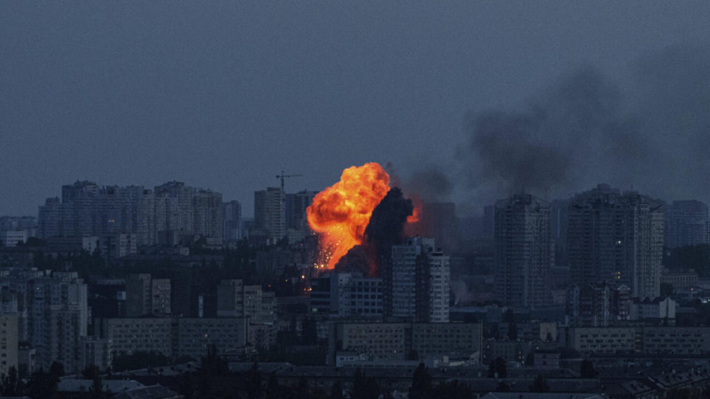 কিয়েভে রাশিয়ার সম্ভাব্য মিসাইল হামলা, বিস্ফোরণে কাঁপল রাজধানী