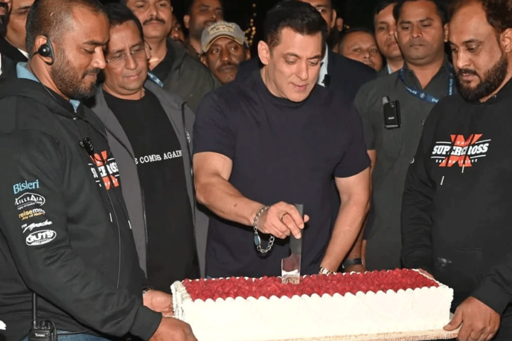 বলিউড মেগাস্টার সালমান খান পূর্ণ করেছেন ৬০ বছর