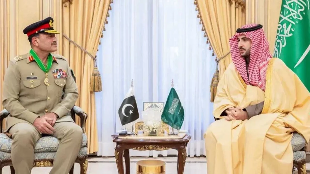 পাকিস্তান সেনাপ্রধানকে সৌদি আরবে সম্মাননা প্রদান