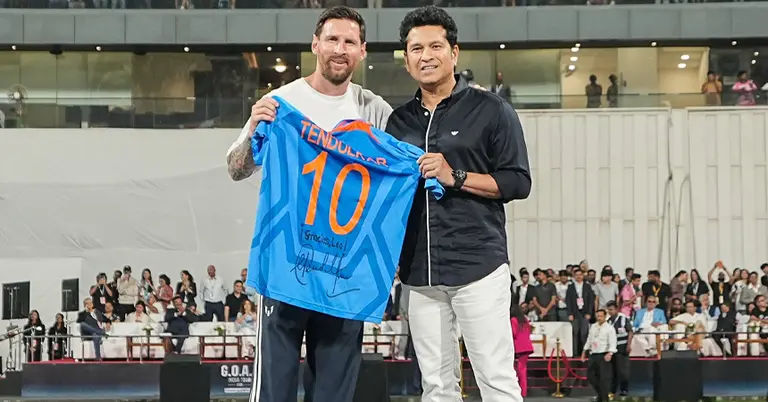 ওয়াংখেড়ে স্টেডিয়ামে টেন্ডুলকার–মেসির সাক্ষাৎ, উপহার বিনিময়ে স্মরণীয় মুহূর্ত