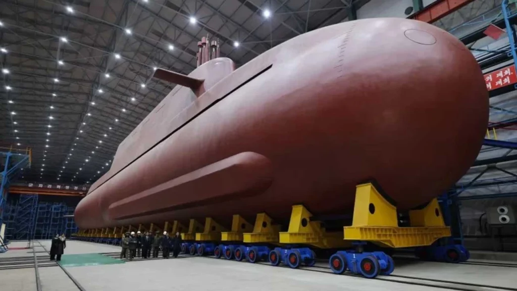 উত্তর কোরিয়ার পারমাণবিক সাবমেরিনের ছবি প্রকাশ, কিম জং উনের পরিদর্শন ভাইরাল