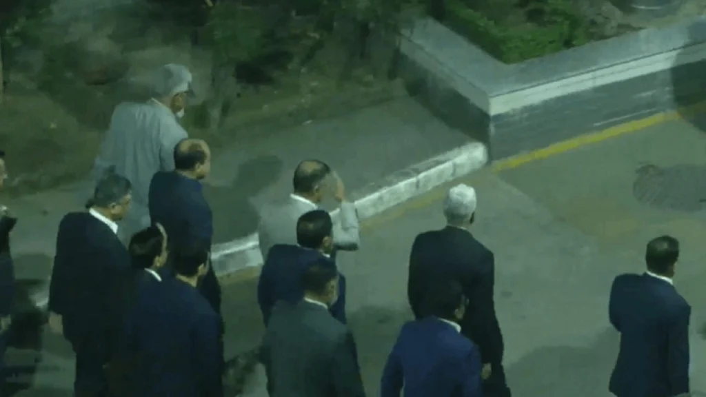 চিকিৎসাধীন মায়ের সঙ্গে সাক্ষাৎ করতে তারেক রহমান এভারকেয়ার হাসপাতালে