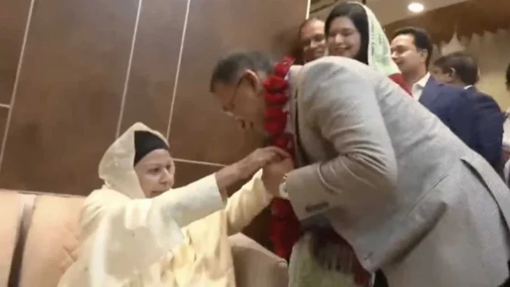 তারেক রহমানকে ফুলের মালা পরিয়ে স্বাগত জানালেন শ্বাশুরি