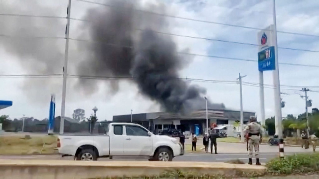 থাইল্যান্ডের বিমান হামলায় সীমান্ত উত্তেজনা তীব্র, যুদ্ধবিরতি হুমকির মুখে