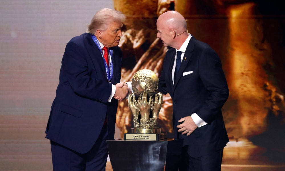 ফিফা সভাপতির বিরুদ্ধে রাজনৈতিক নিরপেক্ষতা ভঙ্গের তদন্ত দাবি