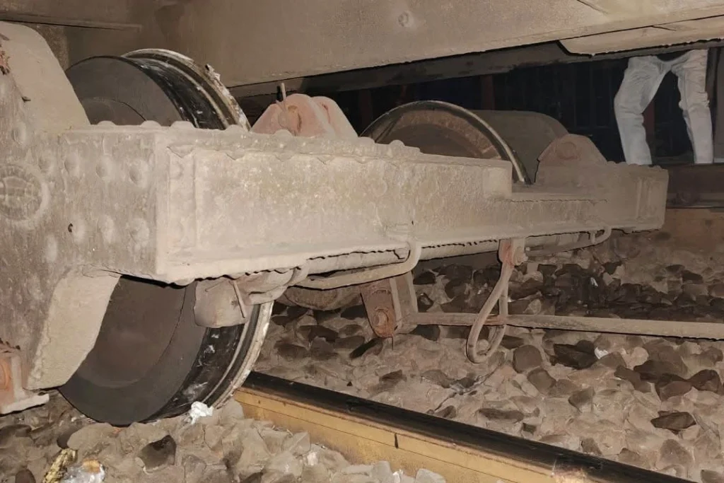 ভৈরবে বগি লাইনচ্যুত, ঢাকা-সিলেট-চট্টগ্রাম রুটে ট্রেন চলাচল বন্ধ