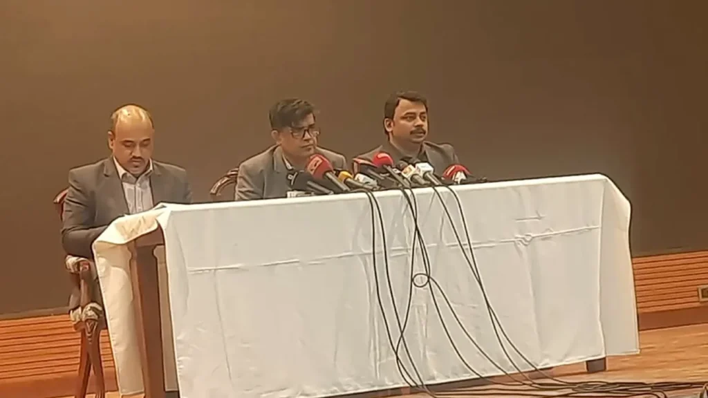 প্রধান উপদেষ্টা ড. মুহাম্মদ ইউনূস নির্বাচনের আগে লুট হওয়া অস্ত্র তৎক্ষণাৎ উদ্ধার করার তাগিদ