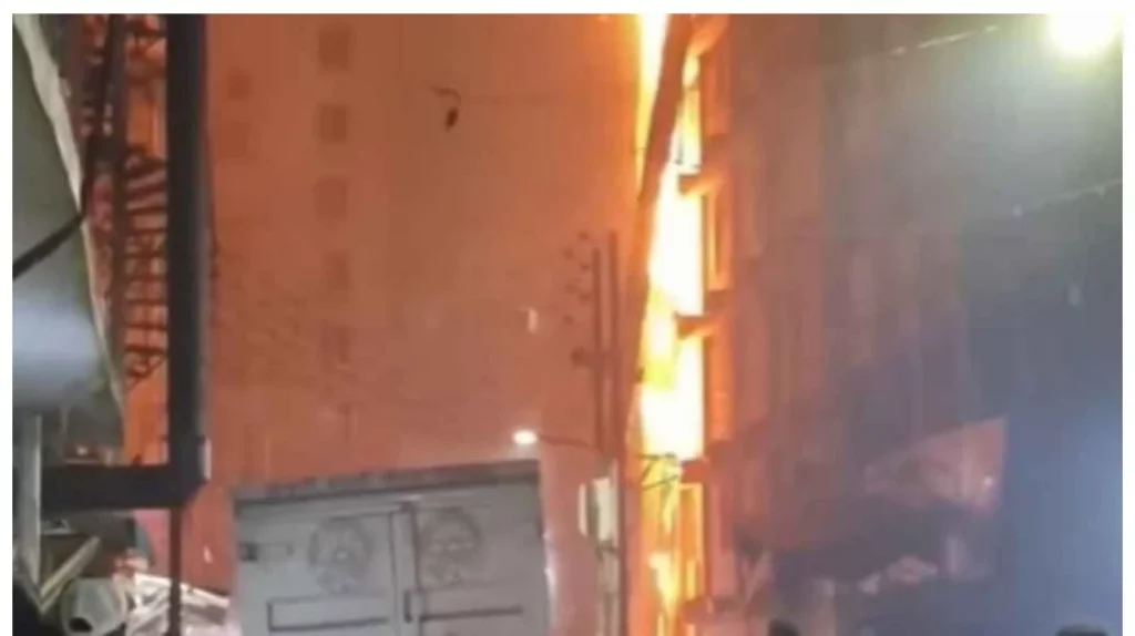 মিরপুরে বহুতল ভবনে আতশবাজি থেকে আগুন লেগেছে