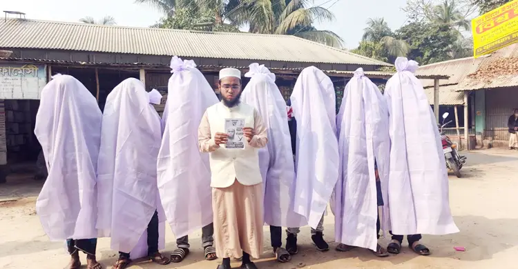 ফরিদপুর-৪ আসনে জাতীয় পার্টি প্রার্থীর সমর্থকরা নির্বাচনি হুমকির বিরুদ্ধে প্রতিবাদী কর্মসূচি চালালেন