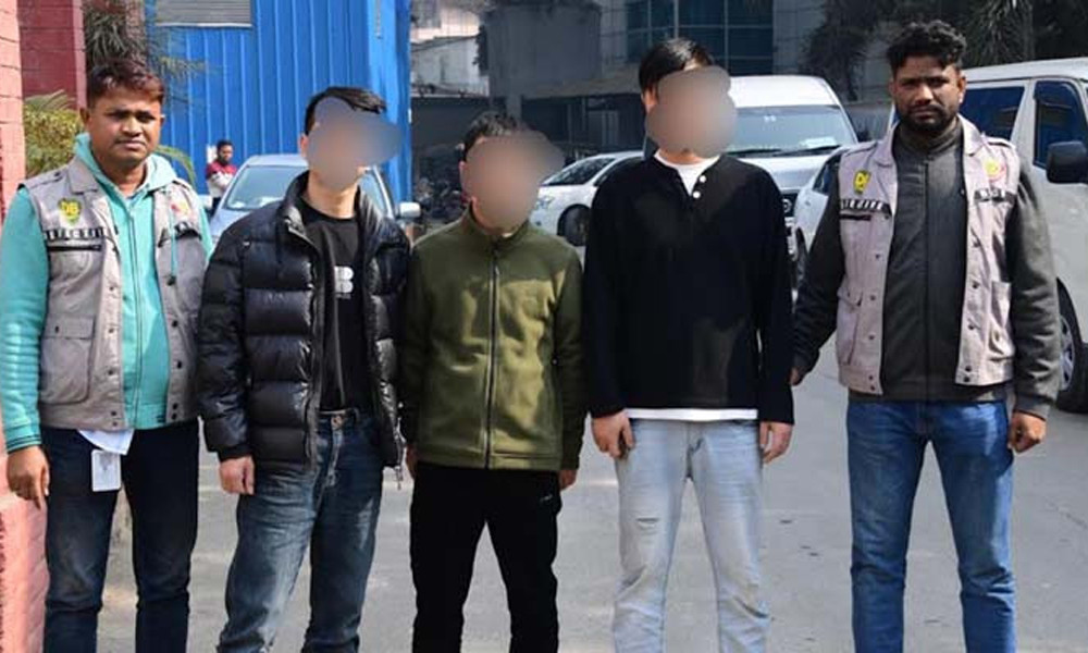 ঢাকায় অবৈধ আইফোন সংযোজন কারখানা সনাক্ত, তিন চীনা নাগরিক গ্রেপ্তার