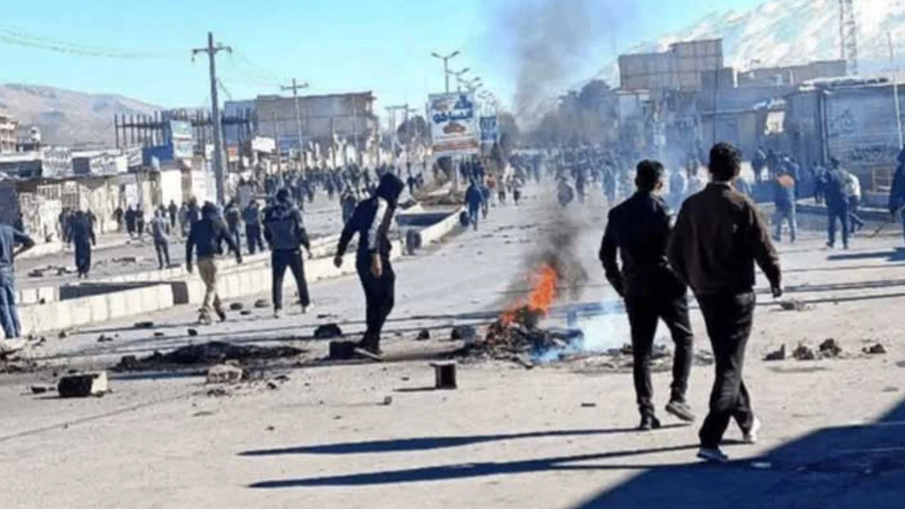 ইরান বিক্ষোভে নিহত দুই নিরাপত্তা কর্মকর্তা, আন্দোলন ছড়িয়ে পড়েছে ২৫ প্রদেশে