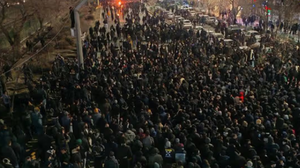 ইরানে বিক্ষোভে সহিংসতা বৃদ্ধির ঘটনা, নিরাপত্তা বাহিনীর গুলিতে বহু আহত