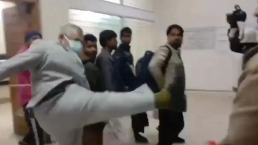 দুর্নীতির আসামি সাবেক বিআরটিএ সহকারী পরিচালক আদালত প্রাঙ্গণে ফটো সাংবাদিককে লাথি