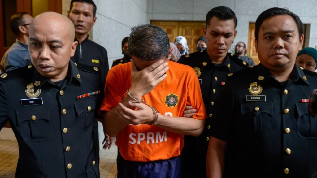 মালয়েশিয়ার সাবেক সেনাপ্রধানসহ চার্জ ধরে অভিযান