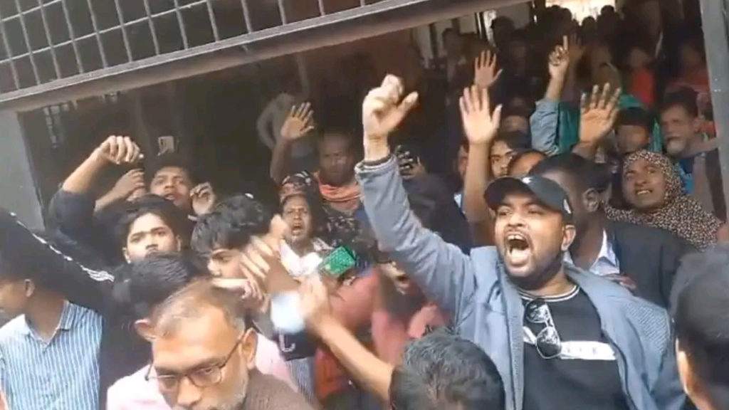 রাজবাড়ীতে আদালত চত্বরে স্লোগান দেওয়ার ঘটনায় পাঁচজন গ্রেপ্তার