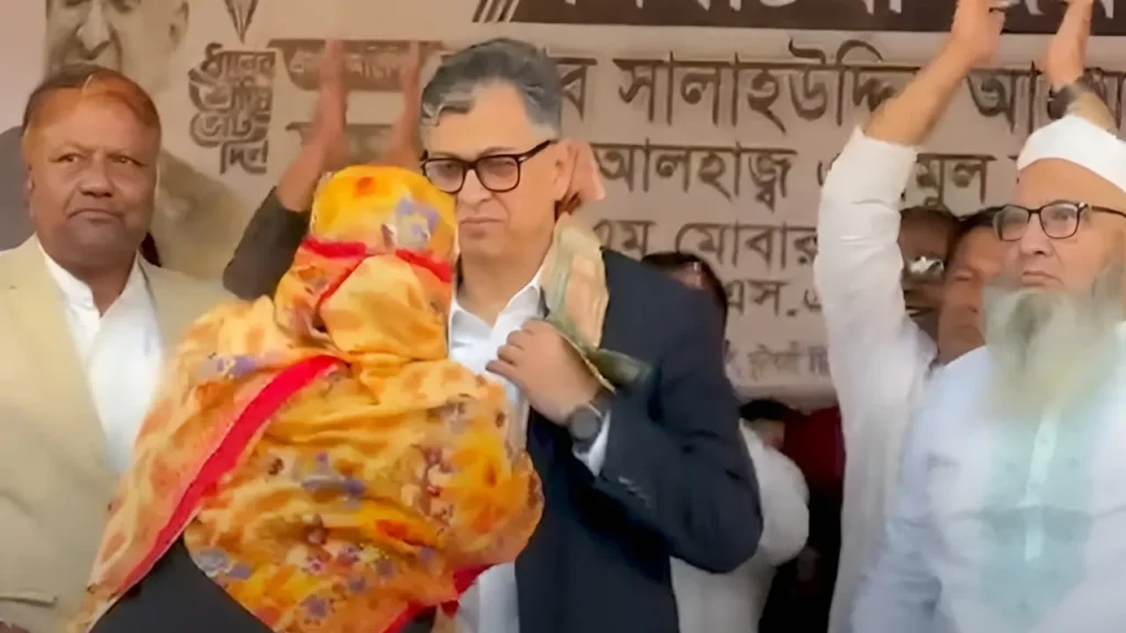 বিএনপি প্রার্থীর নির্বাচনী পথসভায় টাকার মালা পরানোর ঘটনা