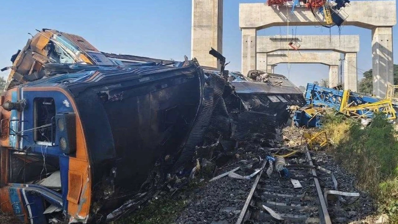 থাইল্যান্ড রেল দুর্ঘটনায় অন্তত ২২ জন নিহত, আহত বহু