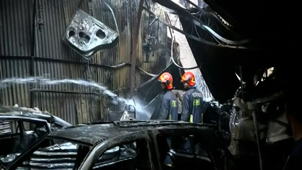 রাজধানীতে গ্যারেজ ও বরফের ফ্যাক্টরিতে আগুন