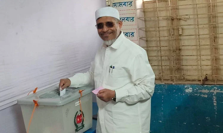 লুৎফুজ্জামান বাবর দীর্ঘ ১৭ বছর পর ভোটার হিসেবে অংশগ্রহণ করলেন