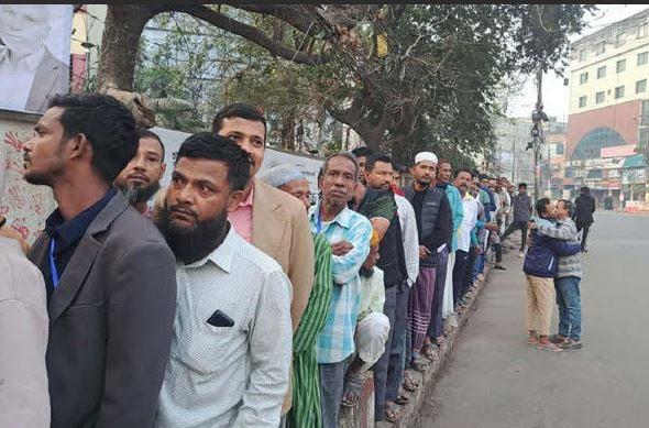 উৎসবমুখর ও শান্তিপূর্ণ পরিবেশে চট্টগ্রামে গণভোট ও ত্রয়োদশ জাতীয় সংসদ নির্বাচনের ভোটগ্রহণ শুরু