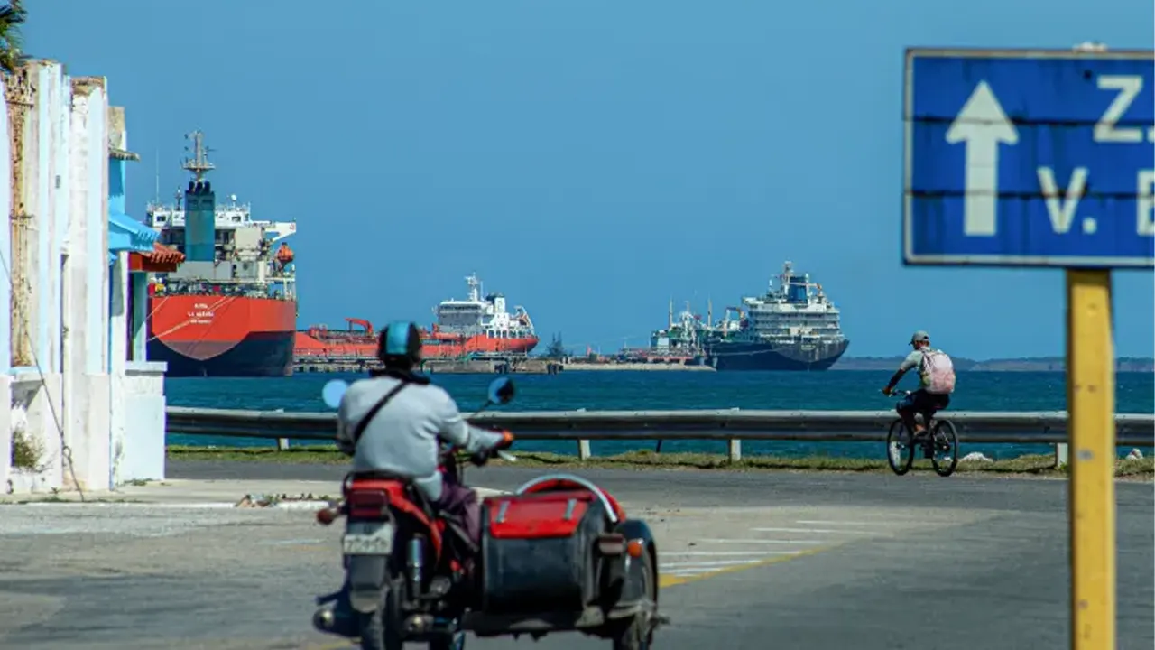 কিউবার তীব্র জ্বালানি সংকট মোকাবিলায় ভেনেজুয়েলার তেল পুনর্বিক্রির অনুমতি দেবে যুক্তরাষ্ট্র