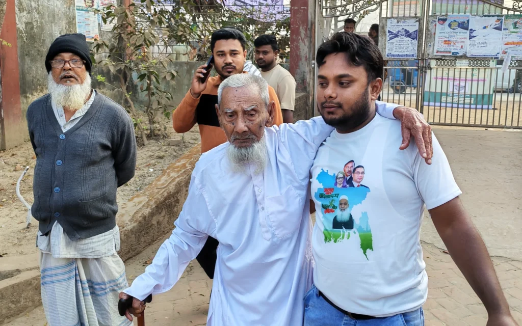 কুমিল্লায় ভোটগ্রহণ চলাকালে ১১০ বছর বয়সী ভোটারের উপস্থিতি