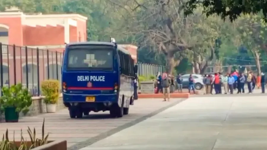 দিল্লিতে নয়টি স্কুলে বোমা হুমকি, সতর্কতামূলক ব্যবস্থা গ্রহণ