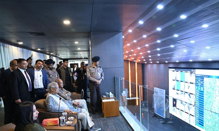 ভোটগ্রহণের দিনে পুলিশ সদর দপ্তরের নিয়ন্ত্রণ কক্ষ পরিদর্শন করলেন প্রধান উপদেষ্টা অধ্যাপক মুহাম্মদ ইউনূস