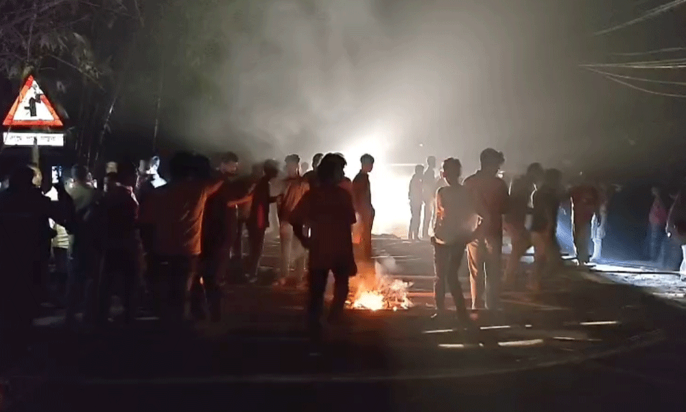 অটোরিকশা চুরির ঘটনায় রায়পুরে পুলিশ-জনতা সংঘর্ষ, সড়ক অবরোধে যানজট