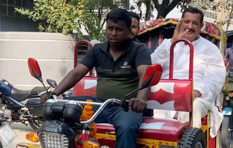 মিজানুর রহমান মিনু রিকশায় চলাফেরায় রাজশাহী শহরে