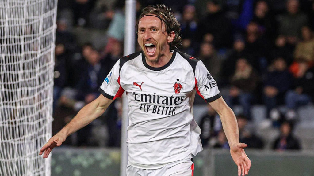 এসি মিলান পিসারকে হারিয়ে ইন্টার মিলানের থেকে ব্যবধান কমাল