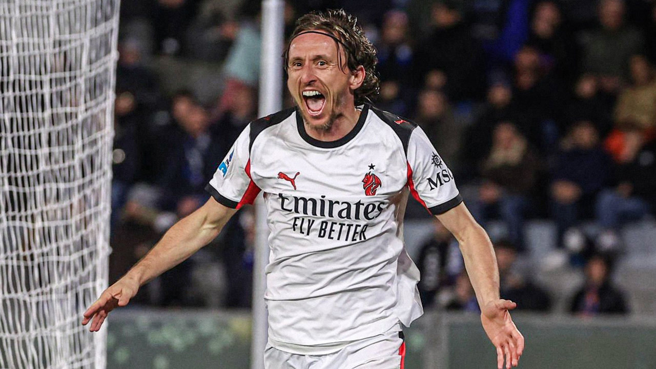 এসি মিলান পিসারকে হারিয়ে ইন্টার মিলানের থেকে ব্যবধান কমাল