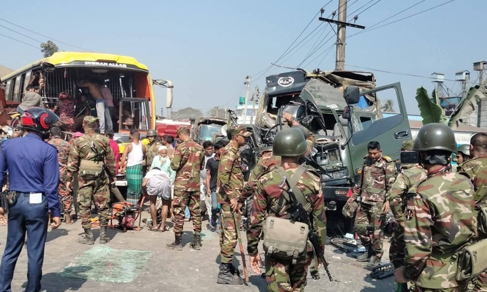 ফুলপুরে যাত্রীবাহী বাস ও সেনাবাহিনীর গাড়ির মুখোমুখি সংঘর্ষে দুইজন নিহত