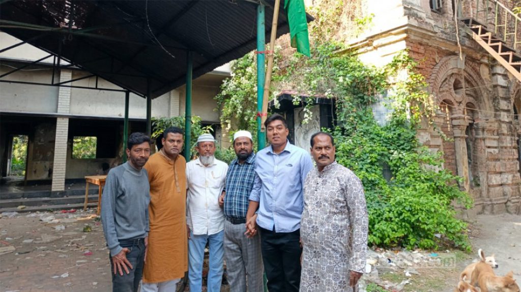 পাবনা জেলা আওয়ামী লীগের কার্যালয়ে দীর্ঘদিন পর জাতীয় পতাকা উত্তোলন