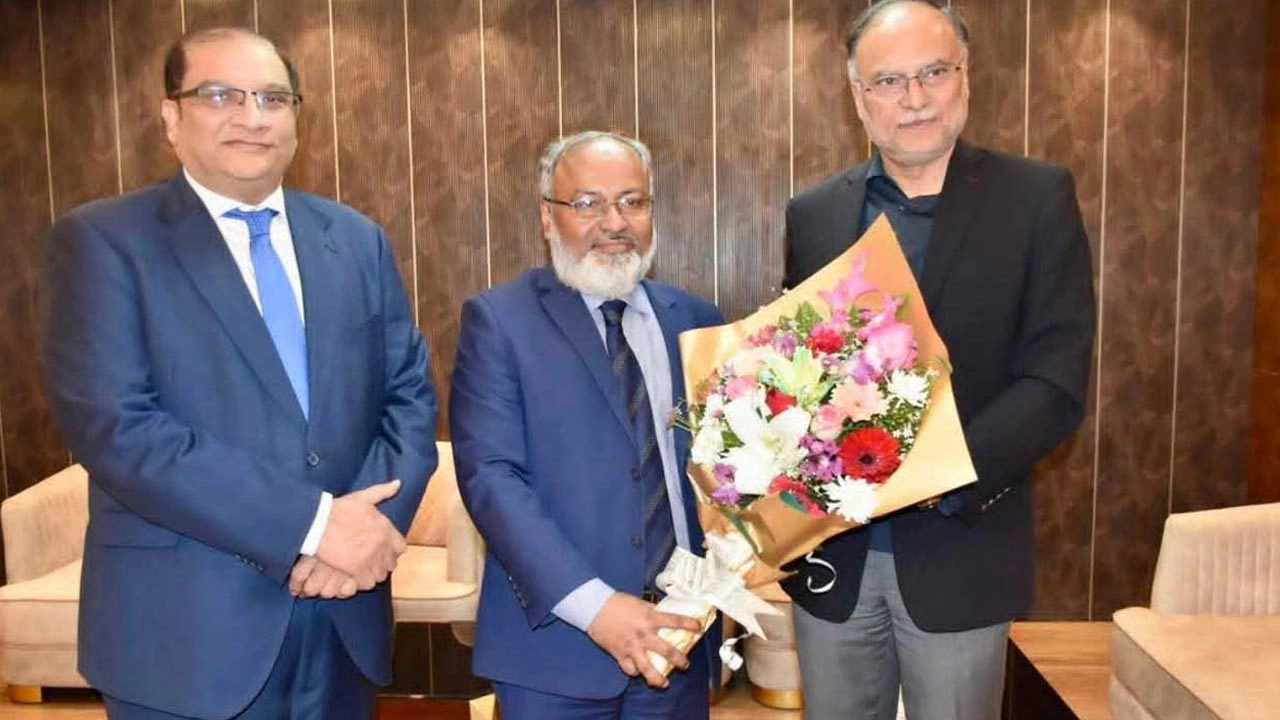 নতুন সরকারের শপথ অনুষ্ঠানে যোগ দিতে ঢাকায় পাকিস্তানের ফেডারেল মন্ত্রী আহসান ইকবাল