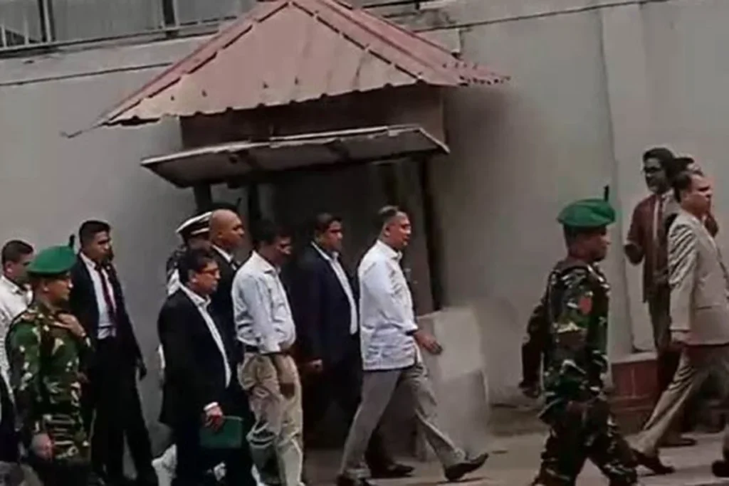 প্রধানমন্ত্রী সচিবালয় থেকে হেঁটে ‘একুশে পদক’ অনুষ্ঠানে যোগদান