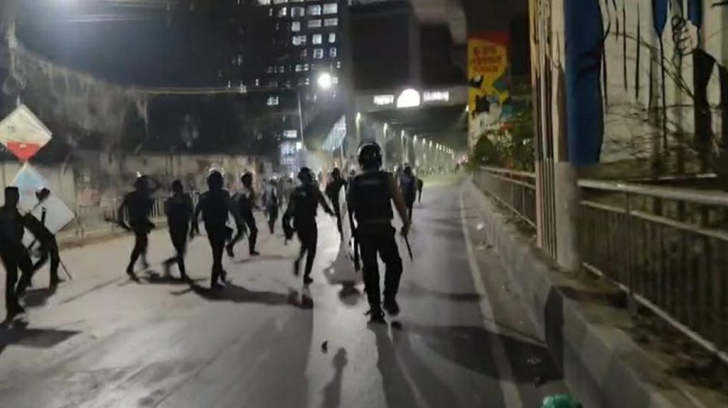 শাহবাগে ইনকিলাব মঞ্চ ও পুলিশের দ্বিতীয় দফা সংঘর্ষ, আহত অন্তত ৪০ জন