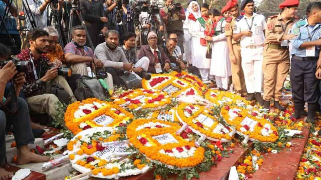 শহীদ দিবস ও আন্তর্জাতিক মাতৃভাষা দিবসে কেন্দ্রীয় শহীদ মিনারে শ্রদ্ধা জানাতে ভিড়