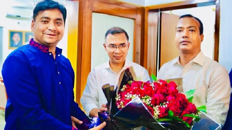 ফুলেল শুভেচ্ছা জানিয়েছেন ছাত্রদল নেতারা