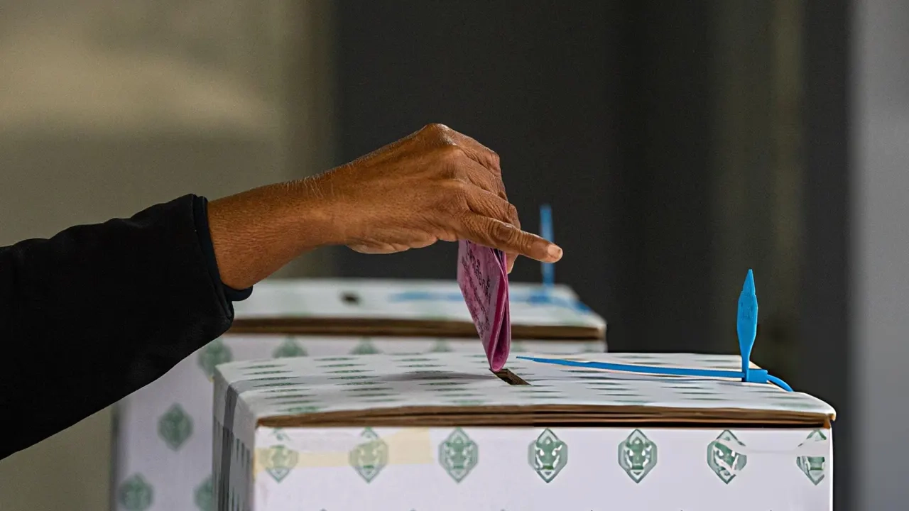 থাইল্যান্ডে সাধারণ নির্বাচনের ভোটগ্রহণ শুরু, সঙ্গে সংবিধান পরিবর্তন প্রশ্নে গণভোট