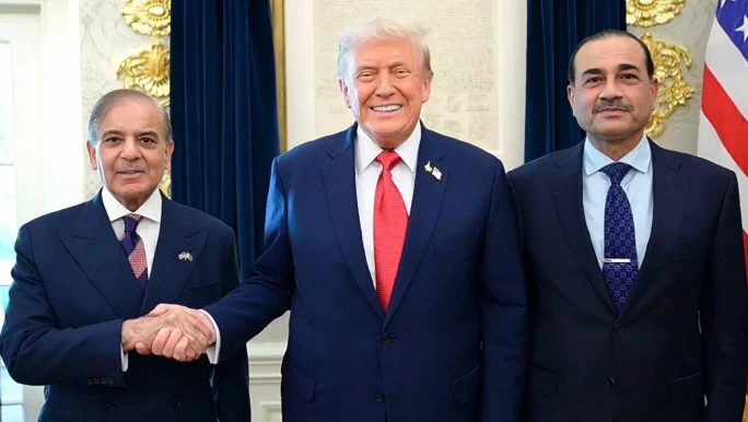 ট্রাম্পের প্রশংসায় পাকিস্তানের প্রধানমন্ত্রী ও সেনাপ্রধান