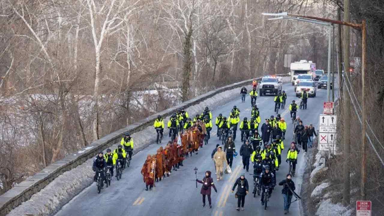 বৌদ্ধ ভিক্ষুরা ওয়াশিংটনে শান্তি বার্তা নিয়ে পৌঁছান