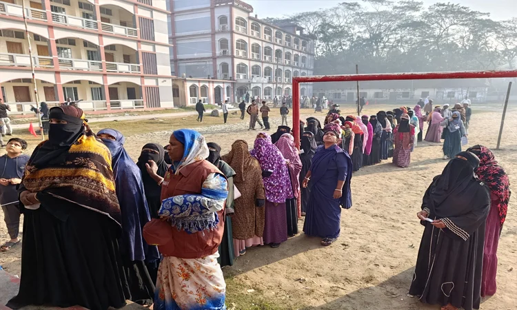 উৎসবমুখর ও শান্তিপূর্ণ পরিবেশে শুরু ত্রয়োদশ জাতীয় সংসদ নির্বাচনের ভোটগ্রহণ