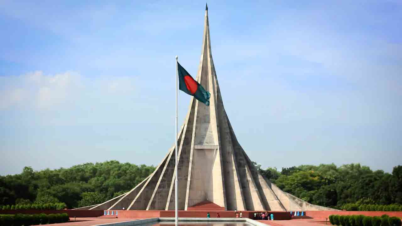 নতুন প্রধানমন্ত্রীর শ্রদ্ধা নিবেদনের প্রস্তুতি: সাভার জাতীয় স্মৃতিসৌধে জনসাধারণের প্রবেশ সাময়িক বন্ধ