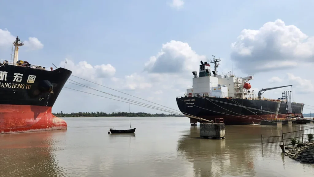 চট্টগ্রাম বন্দরে জ্বালানি আমদানি সচল, খালাস কার্যক্রম সফলভাবে চলছে