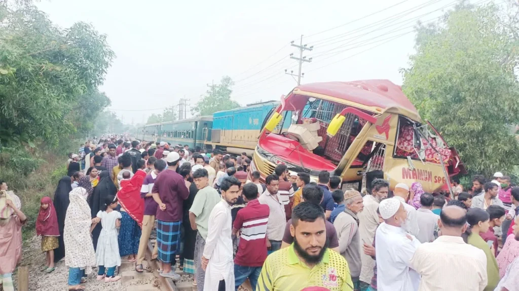 কুমিল্লায় ট্রেন–বাস সংঘর্ষে ১২ জন নিহত, রেল যোগাযোগ সাময়িক বন্ধ