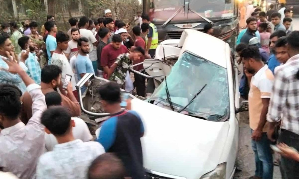 ঢাকা–চট্টগ্রাম মহাসড়কে বাসচাপায় প্রাইভেট কার দুমড়ে নিহত ৫, গুরুতর আহত ১