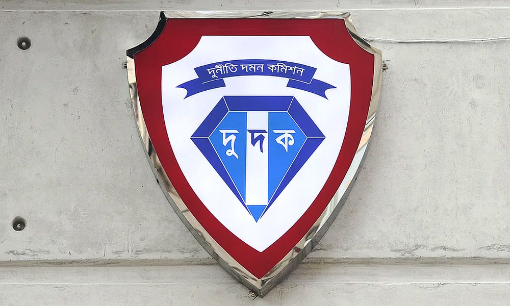 দুদক চেয়ারম্যান ও দুই কমিশনার পদত্যাগ